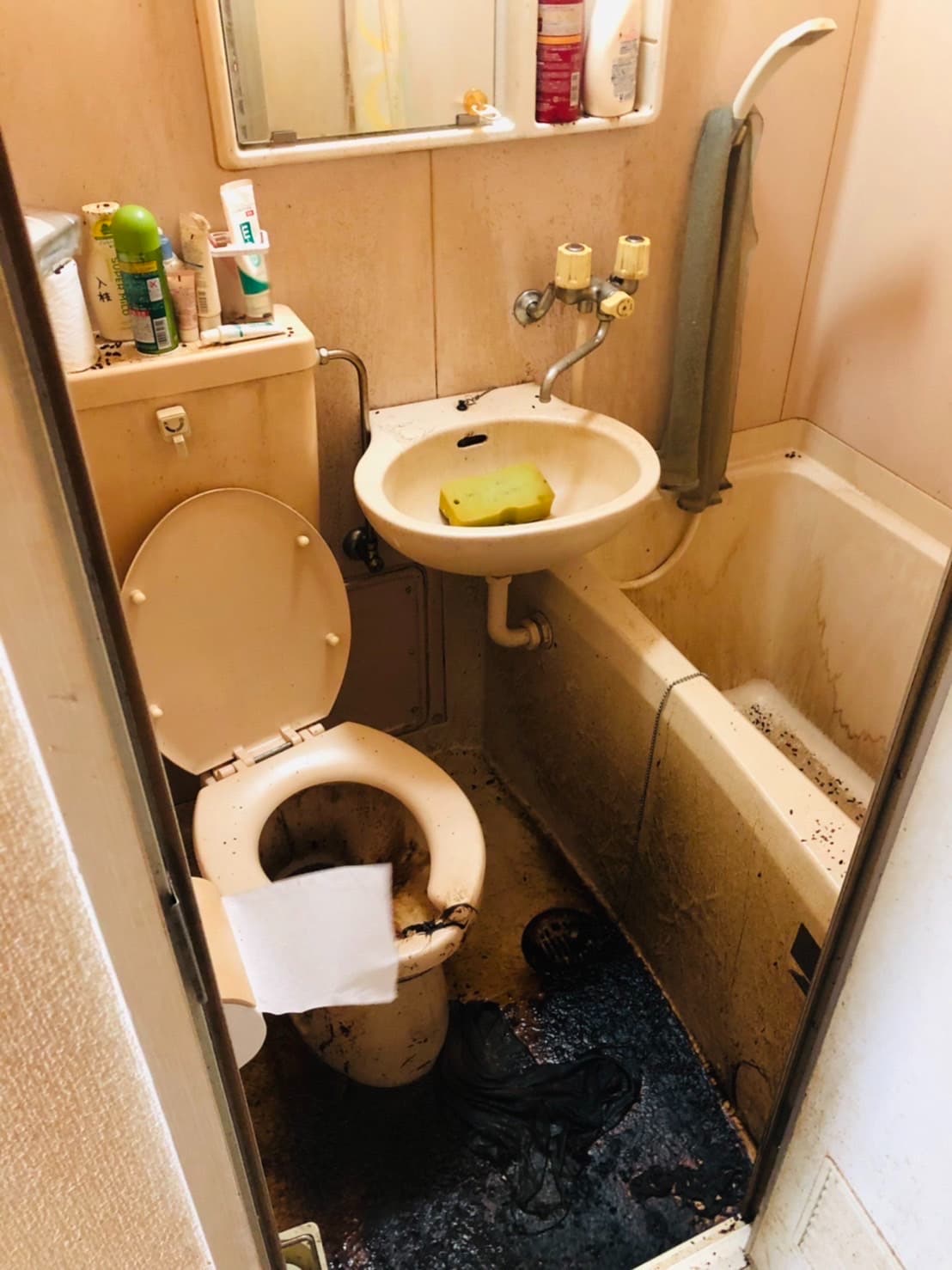 ユニットバスのトイレで亡くなった方の特殊清掃現場の写真